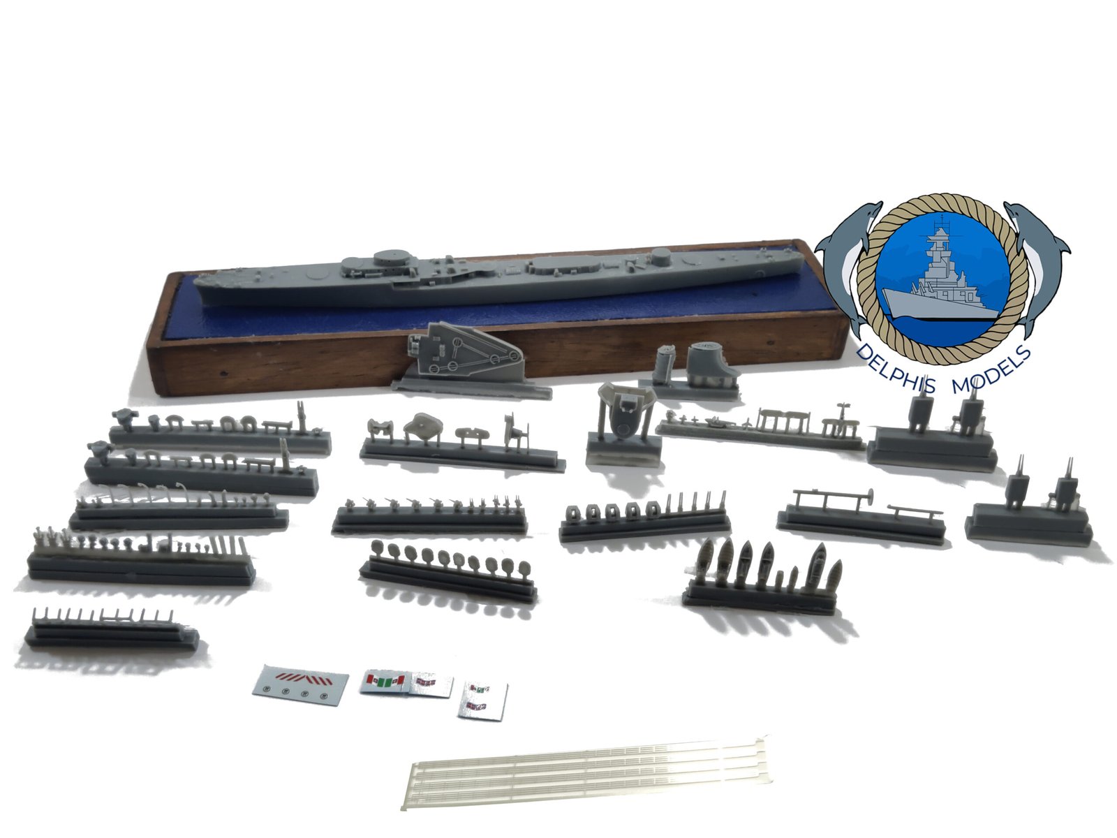 Kit di montaggio incrociatore Luigi Cadorna 1:700 della Regia Marina.